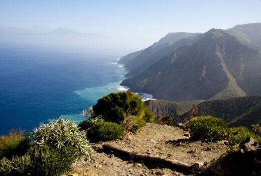 Blick auf die Steilküste – Hintergund Teneriffa mit Teide