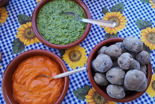 Papas arrugadas mit roter und grüner Soße