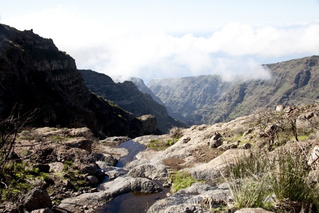 über dem Barranco de Erque führt der Wanderweg an einem kleinen Wasserfall vorbei