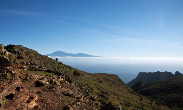 Wandern über den Bergkamm mit Blick auf den Teide