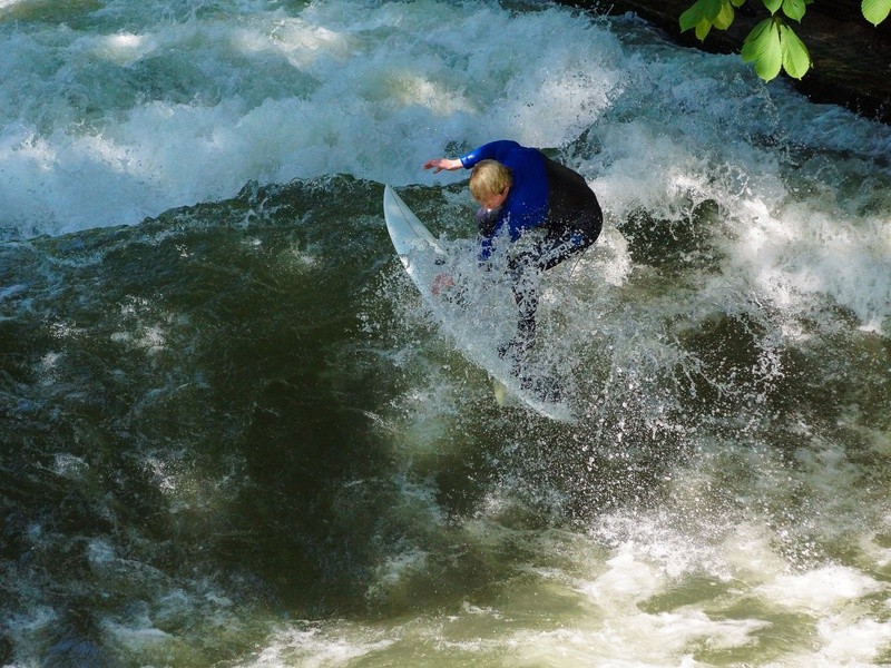 Surfer auf der Eisbachwelle