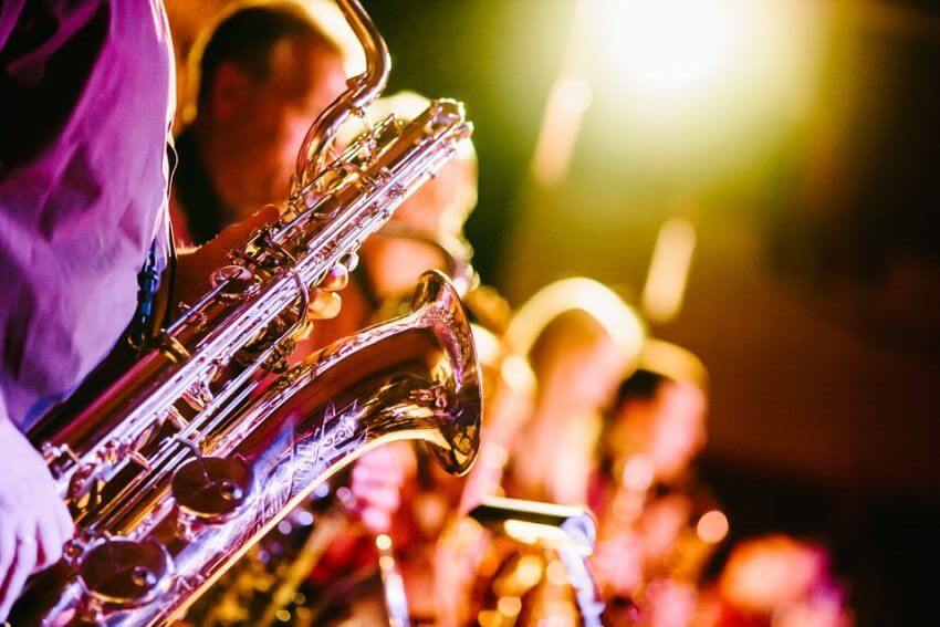 Saxophonspieler während eine Musik Events
