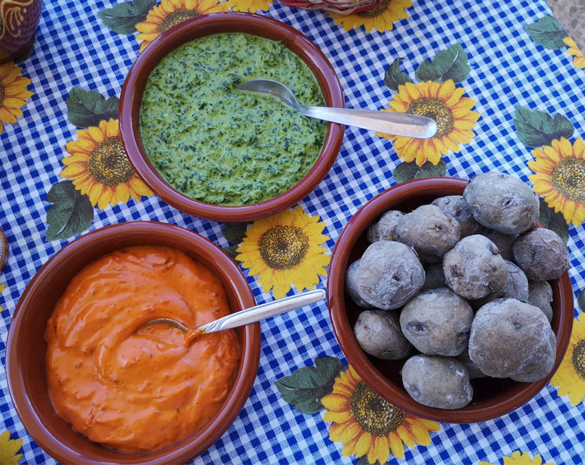 Papas arrugadas mit roter und grüner Soße