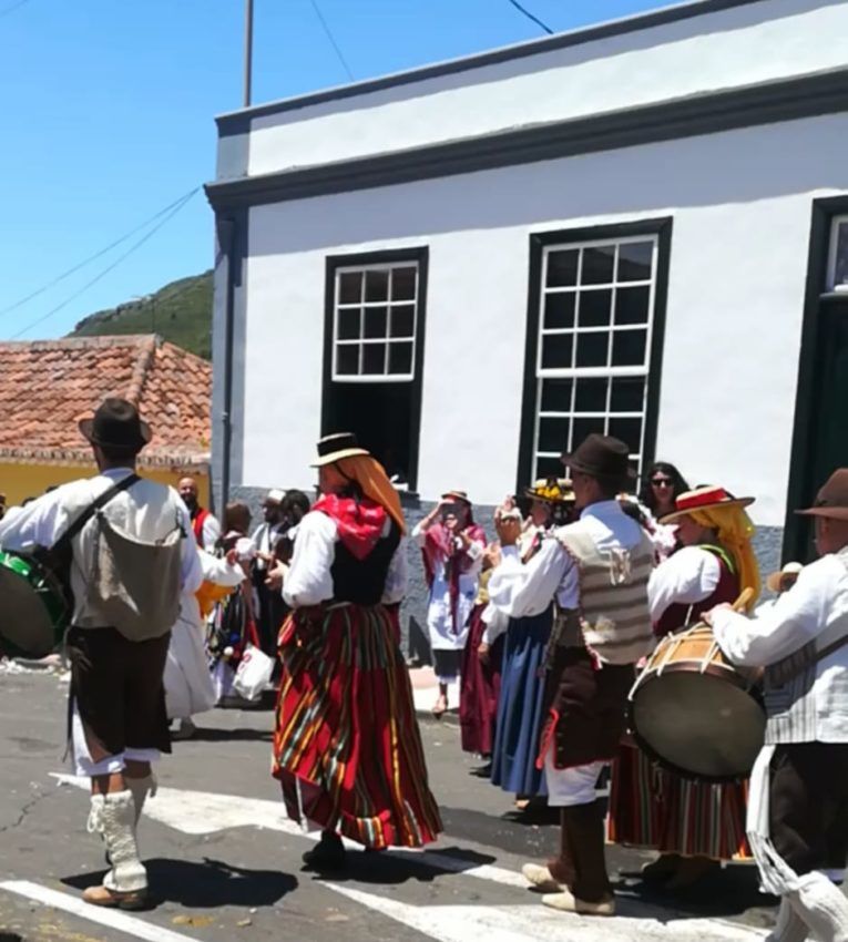 Der Romería Festzug mit Folkloremusik und traditionellen Trachten
