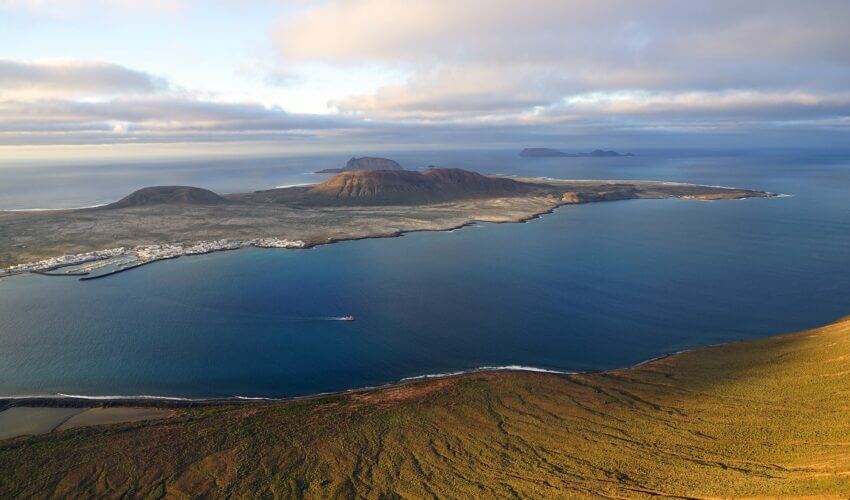 Die kleine Insel La Graciosa von der Ferne